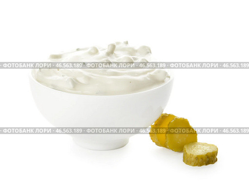 Чаша с вкусным соусом тартар и маринованным огурцом на белом фоне. Стоковое фото, фотограф Pixel_shot / Фотобанк Лори