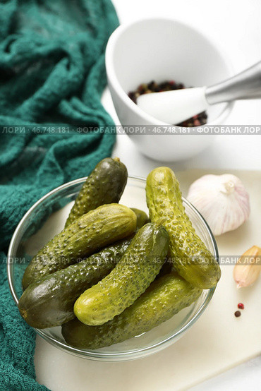 Чаша с вкусными ферментированными огурцами на светлом фоне. Стоковое фото, фотограф Pixel_shot / Фотобанк Лори