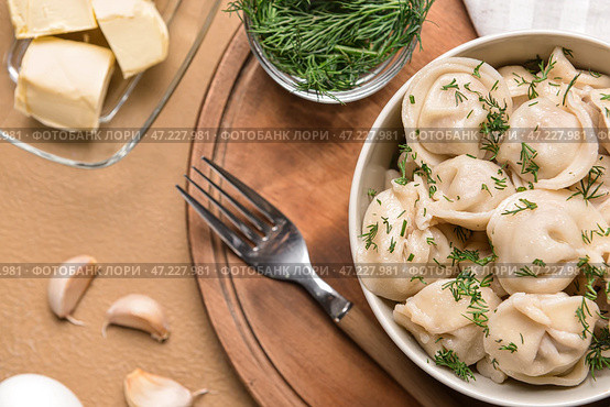 Чаша с вкусными варениками на столе. Стоковое фото, фотограф Pixel_shot / Фотобанк Лори
