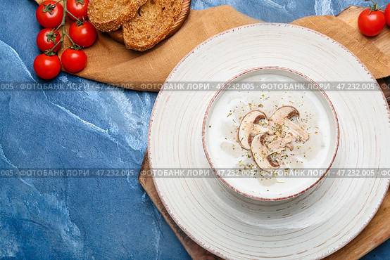 Чаша вкусного грибного крем-супа на цветном фоне. Стоковое фото, фотограф Pixel_shot / Фотобанк Лори