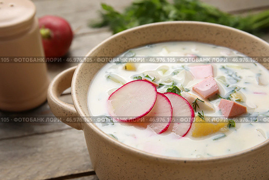 Чаша вкусной окрошки на деревянном фоне крупным планом. Стоковое фото, фотограф Pixel_shot / Фотобанк Лори