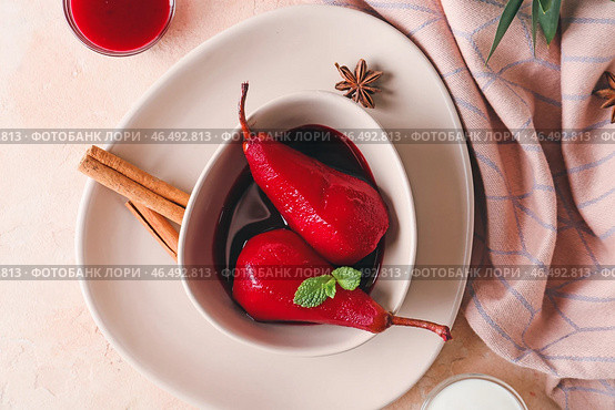 Чаша вкусных груш пашот в винном соусе на столе. Стоковое фото, фотограф Pixel_shot / Фотобанк Лори