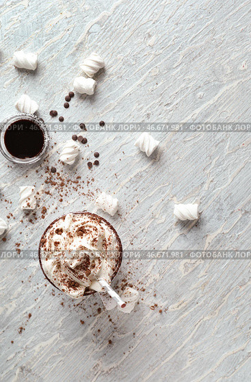 Чашка вкусного какао с кремом и зефиром на светлом столе. Стоковое фото, фотограф Pixel_shot / Фотобанк Лори