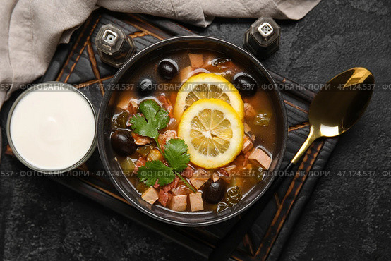 Чашка вкусного супа ходжподж с сметаной на темном фоне. Стоковое фото, фотограф Pixel_shot / Фотобанк Лори