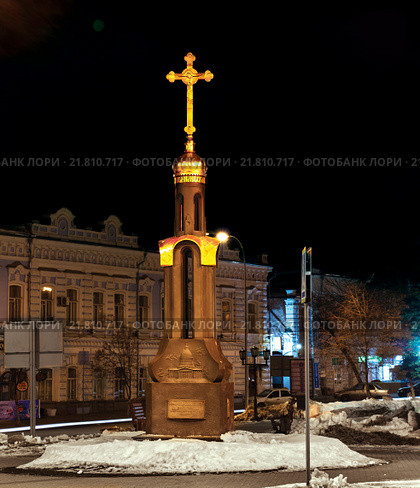 Часовня на месте Святотроицкого кафедрального собора (снесенного в 1936 году) в городе Ульяновск (Россия), в зимнюю ночь на фоне городских зданий. Редакционное фото, фотограф oleg savichev / Фотобанк Лори
