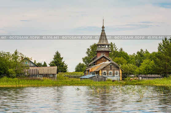 Часовня Петра и Павла в деревне Насоновщина (Волкостров). Карелия. Летний день. Вид с воды. Редакционное фото, фотограф Сергей Цепек / Фотобанк Лори