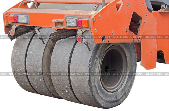 Часть пневмошинного катка  на белом фоне. Part of a heavy Vibration roller compactor for road repairing  on white background. Стоковое фото, фотограф Татьяна Д / Фотобанк Лори