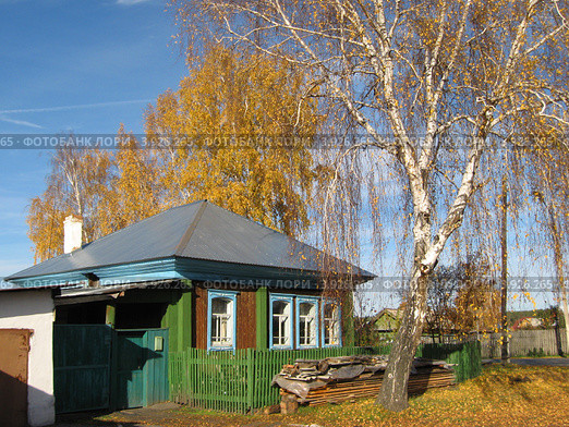 Частный дом с новой четырехскатной крышей. Стоковое фото, фотограф Татьяна Матвейчук / Фотобанк Лори