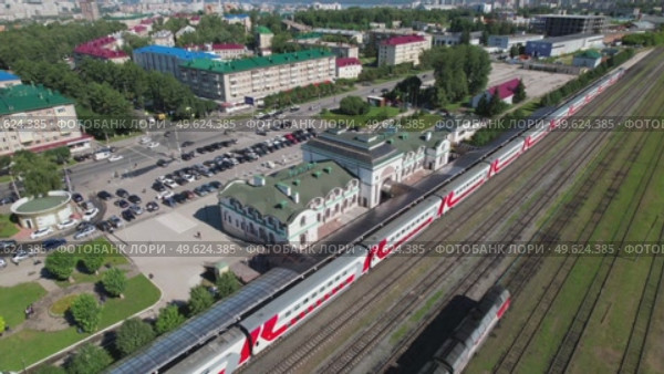 Чебоксары - двухэтажный пассажирский поезд прибывает к вокзалу (аэросъемка 2022 года) Стоковое видео, видеограф Владислав Самошкин / Фотобанк Лори