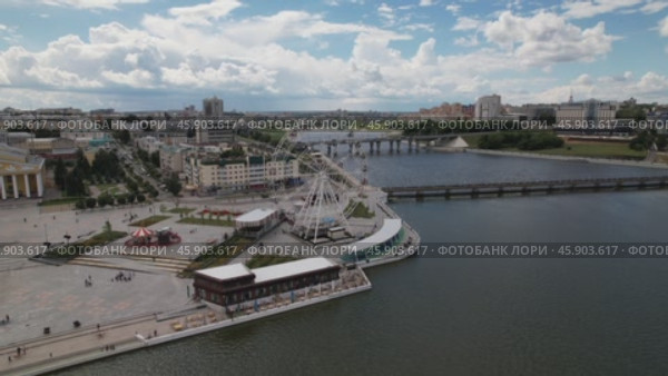 Чебоксары - Колесо обозрения на берегу реки Волги (аэросъемка 2022 года) Стоковое видео, видеограф Владислав Самошкин / Фотобанк Лори