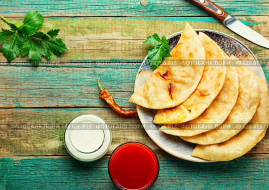 Chebureks making yeast dough, stuffing with minced beef. Traditional homemade pasties, cheburek. Стоковое фото, агентство Ingram Publishing / Фотобанк Лори