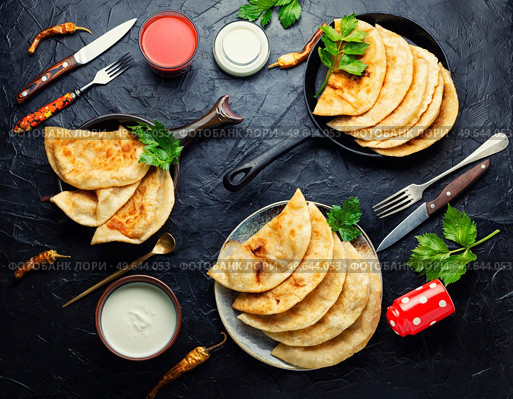 Chebureks making yeast dough, stuffing with minced beef. Traditional homemade pasties, cheburek. Стоковое фото, агентство Ingram Publishing / Фотобанк Лори
