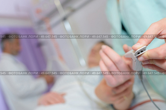 checking pulse close up. Стоковое фото, агентство Ingram Publishing / Фотобанк Лори