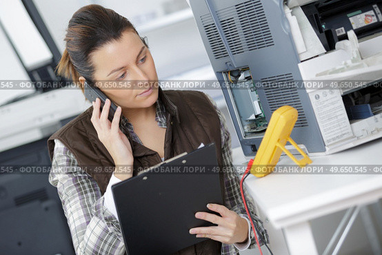 checking voltage of a device. Стоковое фото, агентство Ingram Publishing / Фотобанк Лори