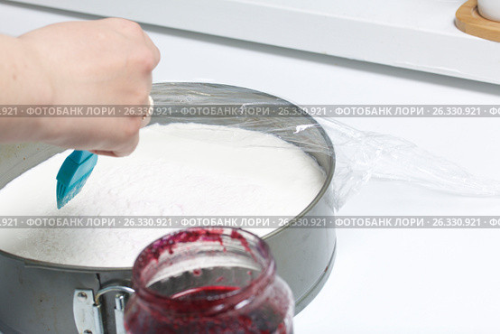 Cheesecake of cottage cheese and strawberries. Cooking process. Adding a gelling layer to the substrate. Стоковое фото, фотограф Vadzim Yakubovich / Фотобанк Лори