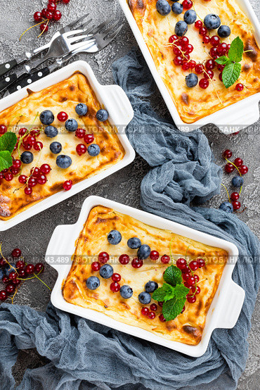 Cheesecake with fresh berries. Cheesecake with blueberry and red currant. Стоковое фото, агентство Ingram Publishing / Фотобанк Лори