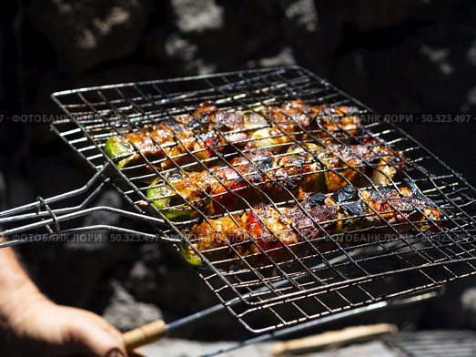 chef roasting vegetables grill. Стоковое фото, агентство Ingram Publishing / Фотобанк Лори