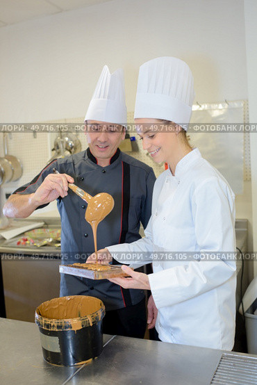 chefs preparing caramel sauce. Стоковое фото, агентство Ingram Publishing / Фотобанк Лори
