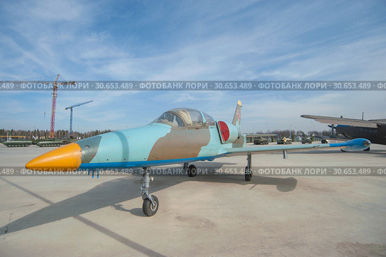 Чехословацкий учебно-тренировочный самолёт Аэро Л-39 «Альбатрос» (Aero L-39 Albatros) на стоянке в парке Патриот, вид слева-спереди (2016 год). Редакционное фото, фотограф Малышев Андрей / Фотобанк Лори