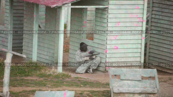 Человек играет в пейнтбол. Стоковое видео, видеограф Игорь Жоров / Фотобанк Лори
