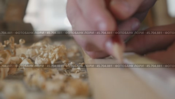 Человек размечает рейку карандашом. Стоковое видео, видеограф Семён Прудий / Фотобанк Лори