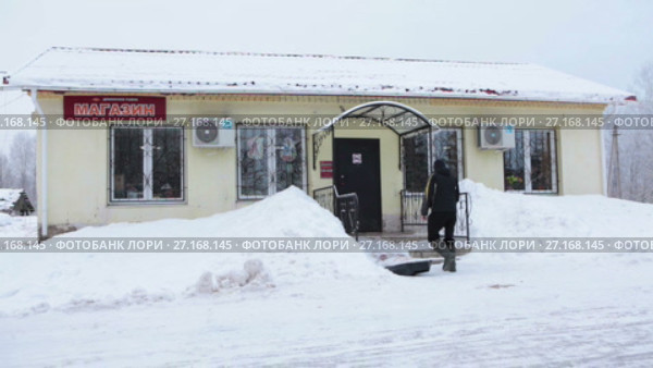 Человек с санками салазками подходит к магазину, входит в дверь. Зима в деревне (2017 год). Редакционное видео, видеограф Кекяляйнен Андрей / Фотобанк Лори