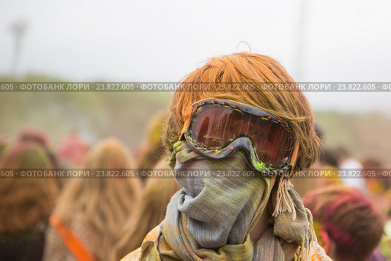 Человек в горнолыжных очках, фестиваль Holi paint party. Стоковое фото, фотограф Олег Шеломенцев / Фотобанк Лори