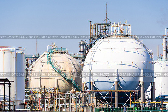 Chemical Factory plant with gas storage and structure of pipeline with smoke from smokestack in Kawasaki City near Tokyo Japan. Стоковое фото, агентство Ingram Publishing / Фотобанк Лори