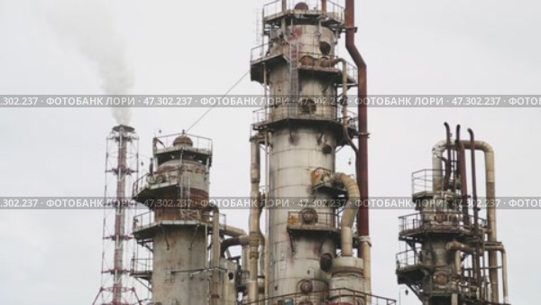 chemical plant works in summer. Стоковое видео, видеограф Алексей Сергеев / Фотобанк Лори