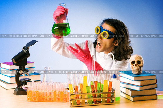 Chemist in the lab experimenting with solutions. Стоковое фото, агентство Ingram Publishing / Фотобанк Лори