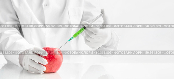 chemist injecting with toxins perfect healthy apple. Стоковое фото, агентство Ingram Publishing / Фотобанк Лори