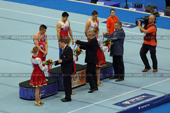 Чемпионат Европы по спортивной гимнастике 2013 года. Москва, СК "Олимпийский". Награждение победителей состязаний на перекладине - Эмин Гарибов, Сэм Олдэм (Sam Oldham) и Александр Царевич. Редакционное фото, фотограф Игорь Долгов / Фотобанк Лори