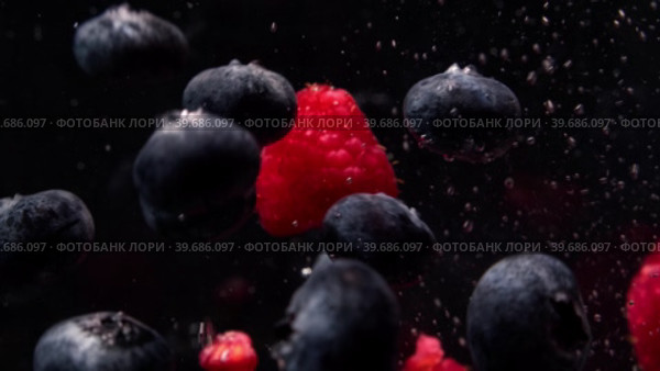 Черника и малина падают в воду. Стоковое видео, видеограф Семён Прудий / Фотобанк Лори