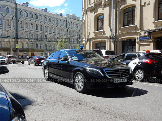 Черный автомобиль со спецсигналом на дороге. Улица Ильинка. Тверской район. Город Москва. Россия (2018 год). Редакционное фото, фотограф lana1501 / Фотобанк Лори