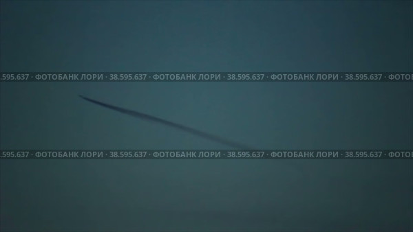 Черный инверсионный след в сумеречном небе. Стоковое видео, видеограф Цыбин Вадим / Фотобанк Лори