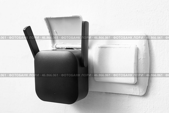 Черный повторитель WiFi в розетке на белой стене. Стоковое фото, фотограф Pixel_shot / Фотобанк Лори