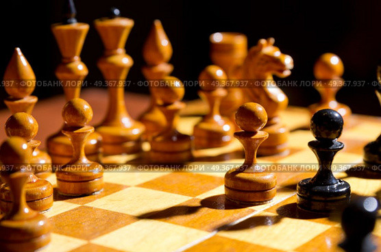 Chessboard with figures on dark background. Chessboard with figures on dark. Стоковое фото, агентство Ingram Publishing / Фотобанк Лори