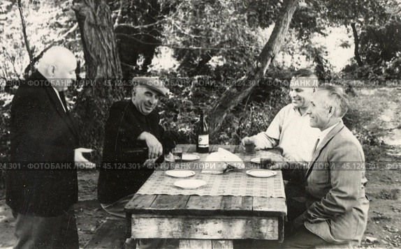 Четверо мужчин выпивают за столом на природе, СССР. Стоковое фото, фотограф Retro / Фотобанк Лори