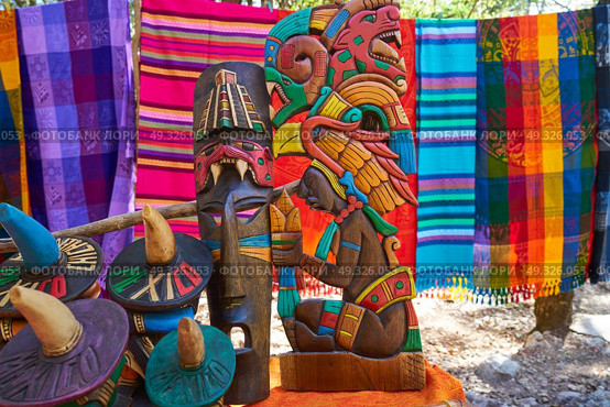 Chichen itza Mayan handcrafts and serapes in Yucatan Mexico. Стоковое фото, агентство Ingram Publishing / Фотобанк Лори