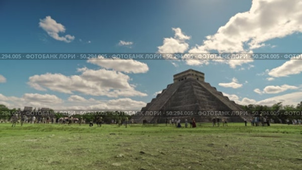 Chichen Itza Pyramid Kukulcan Wide View Sunny Day With Clouds. Стоковое видео, видеограф Поскребышев Михаил / Фотобанк Лори