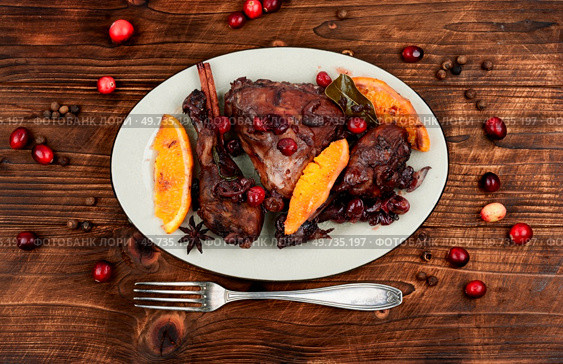 Chicken legs or drumsticks marinated in red wine, baked with orange and berries. Flat lay. Rustic style. Baked chicken legs with orange and berries. Стоковое фото, агентство Ingram Publishing / Фотобанк Лори