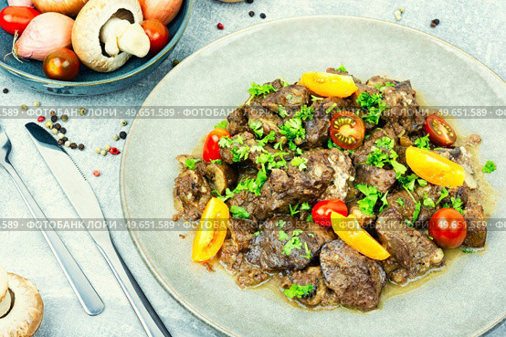 Chicken liver roasted with mushrooms and tomatoes. Liver in Georgian. Delicious Georgian chicken liver. Стоковое фото, агентство Ingram Publishing / Фотобанк Лори