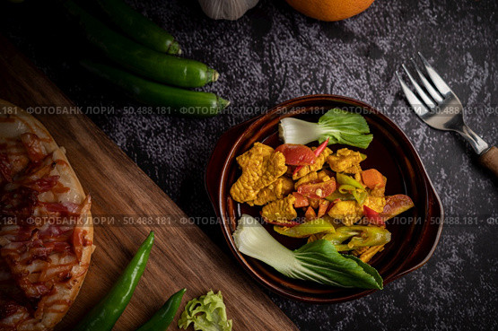 chicken Stir Fried Chili Along with bell pepper Tomatoes and carrots. Стоковое фото, агентство Ingram Publishing / Фотобанк Лори