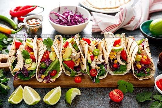 Chicken tacos with grilled meat, avocado, fresh vegetable salad and sauce salsa. Стоковое фото, агентство Ingram Publishing / Фотобанк Лори