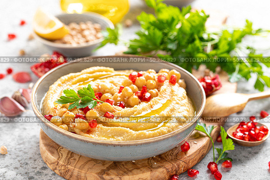 Chickpea hummus with tahini in a bowl. Healthy vegetarian appetizer. Middle Eastern cuisine. Стоковое фото, агентство Ingram Publishing / Фотобанк Лори