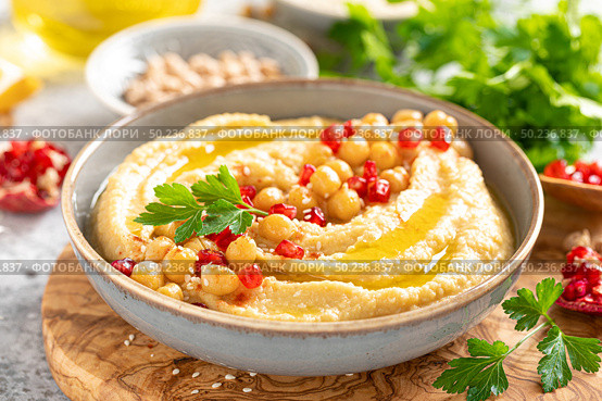 Chickpea hummus with tahini in a bowl. Healthy vegetarian appetizer. Middle Eastern cuisine. Стоковое фото, агентство Ingram Publishing / Фотобанк Лори