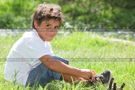 Child sitting in a field. Стоковое фото, агентство Ingram Publishing / Фотобанк Лори