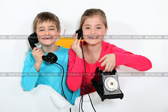Child with broken phone. Стоковое фото, агентство Ingram Publishing / Фотобанк Лори