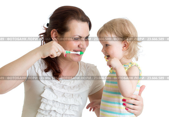 child with mom brushing teeth. Стоковое фото, фотограф Оксана Кузьмина / Фотобанк Лори
