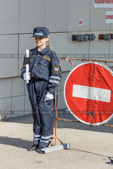 Children in the form of a police officer conduct training on traffic rules. (2017 год). Редакционное фото, фотограф Акиньшин Владимир / Фотобанк Лори